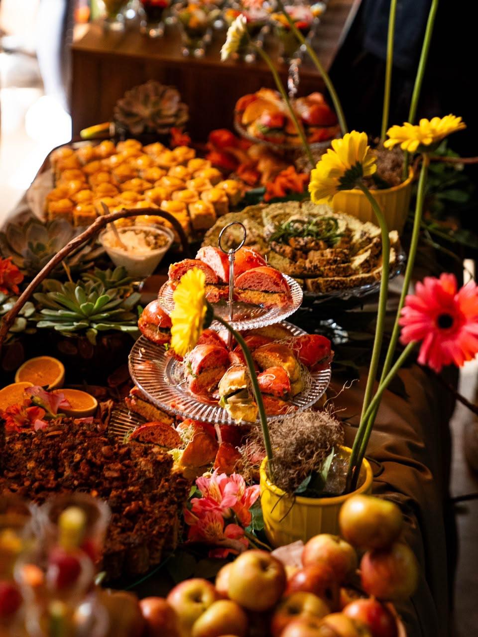 Mesa de coffee com preparações frescas