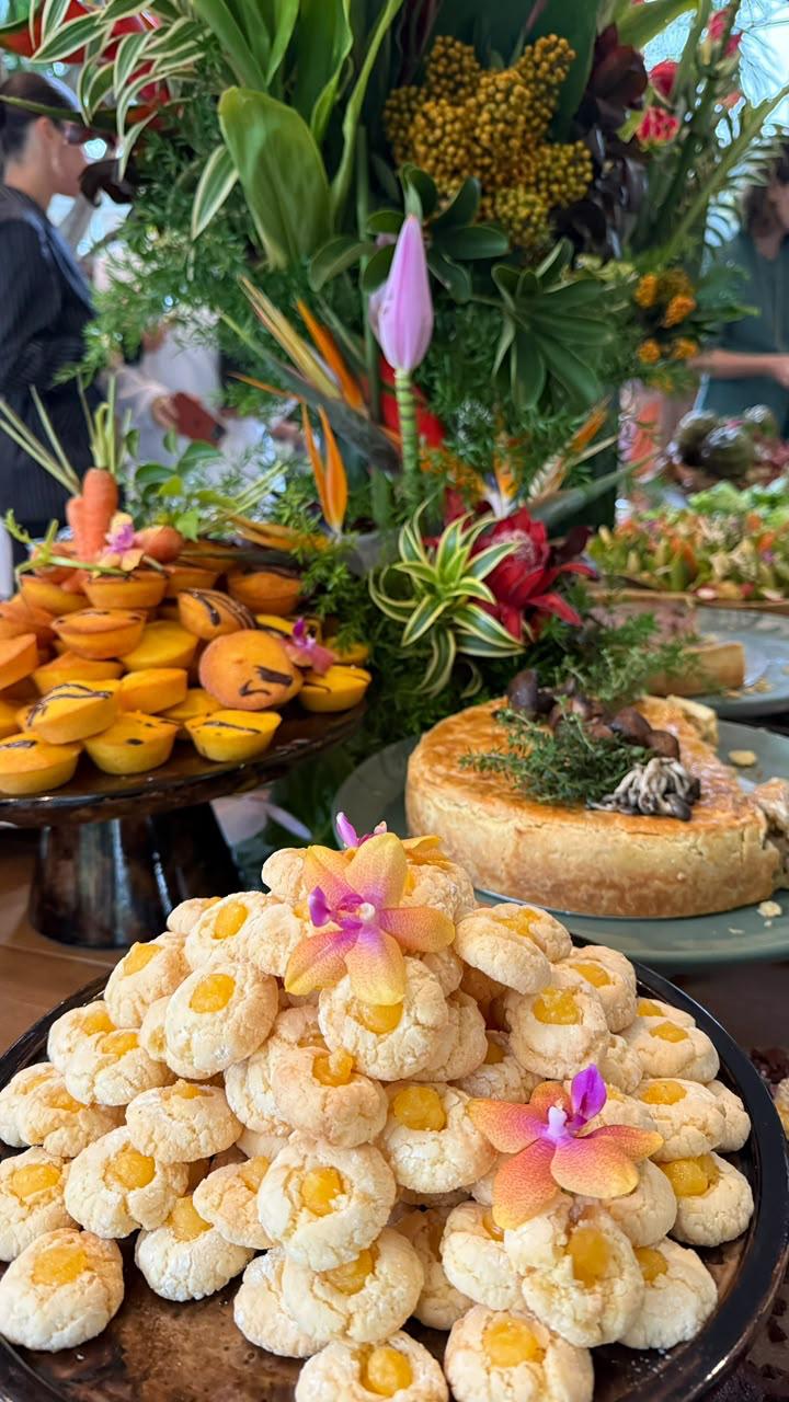 Detalhe da mesa com doces, tortas e flores